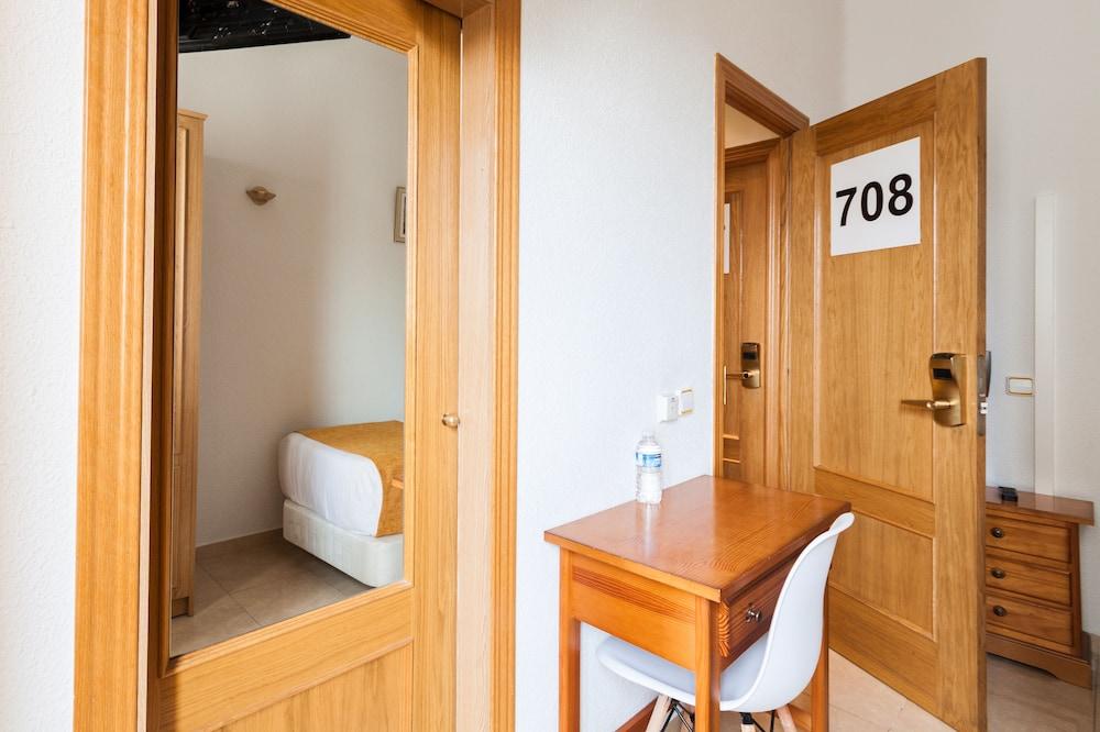 Hostal Josefina-Gran Via Мадрид Екстериор снимка